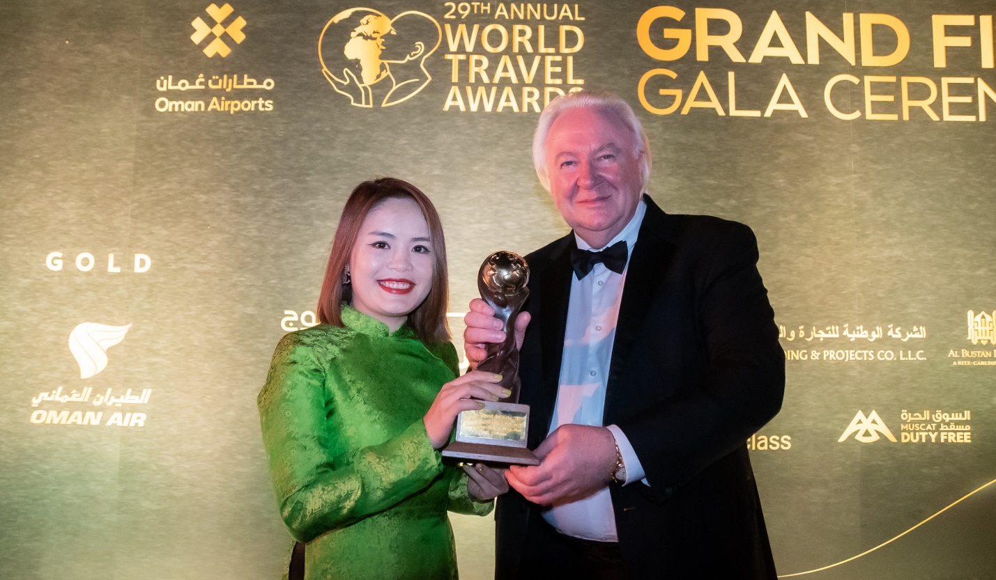 Bà Thân Thị Thu Huyền - CEO Đảo Ký ức Hội An lên nhận giải thưởng “Hoian Memories Land - World Leading entertaiment destination 2022”.